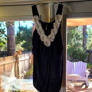 ♻️ 5/$50 Beautiful Navy Floral Tank